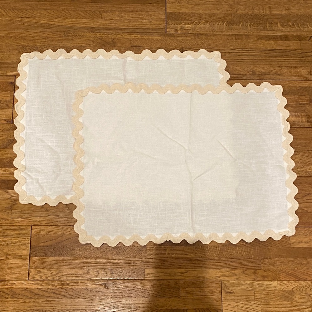 Scalloped Placemats (white & cream)